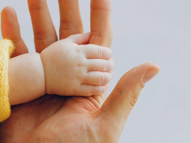 J&rsquo;apprends à signer avec bébé